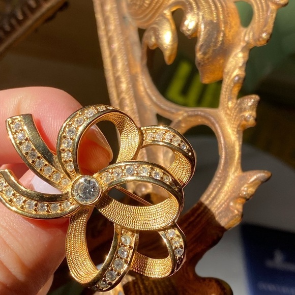 Swarovski gold tone brooch pin - Picture 8 of 11